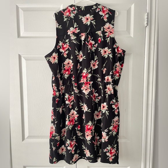 Chic Black Floral Sleeveless Dress - Picture 7 of 7